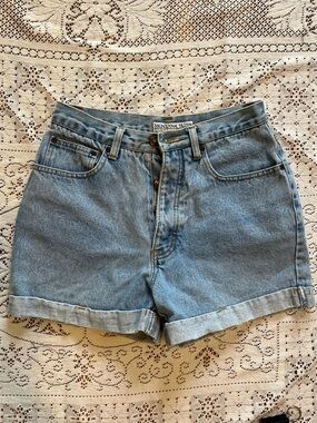 Women’s vintage light wash denim high rise jean shorts Size 9 90s mom jeans